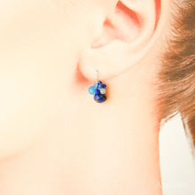 画像をギャラリービューアに読み込む, 極細糸で編んだつぶつぶピアス(ラピスラズリ)