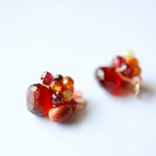 画像をギャラリービューアに読み込む, 極細糸で編んだつぶつぶピアス(ガーネット)