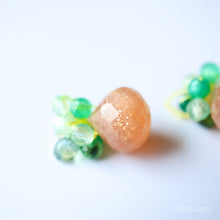 画像をギャラリービューアに読み込む, 極細糸で編んだつぶつぶピアス(ピーチムーンストーン)