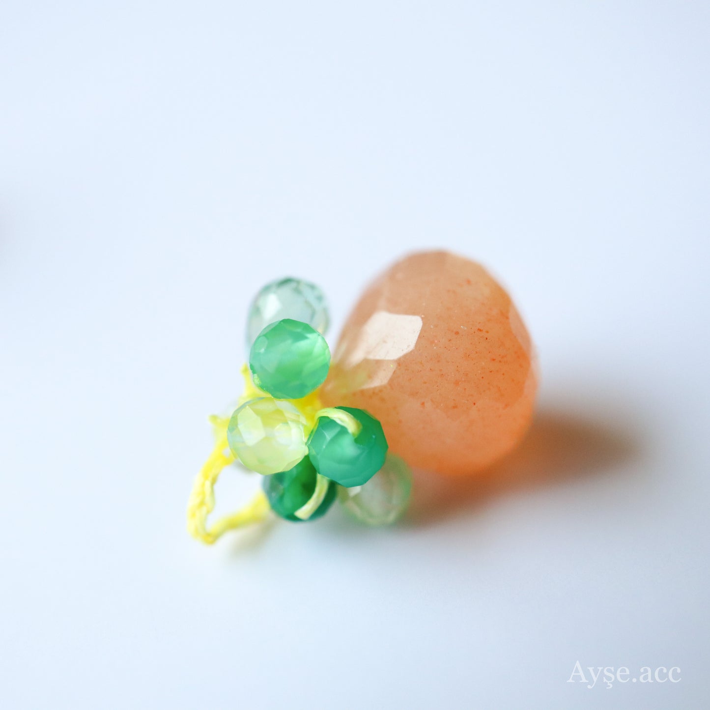 極細糸で編んだつぶつぶピアス(ピーチムーンストーン)
