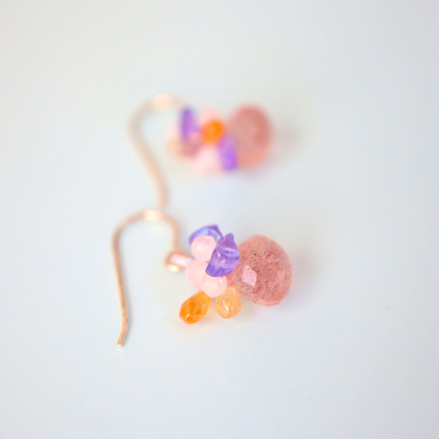 極細糸で編んだつぶつぶピアス(ストロベリークォーツ)