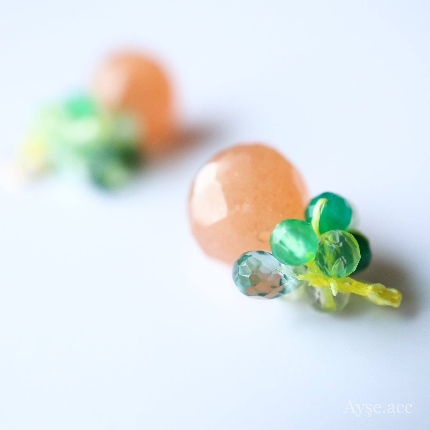 極細糸で編んだつぶつぶピアス(ピーチムーンストーン)