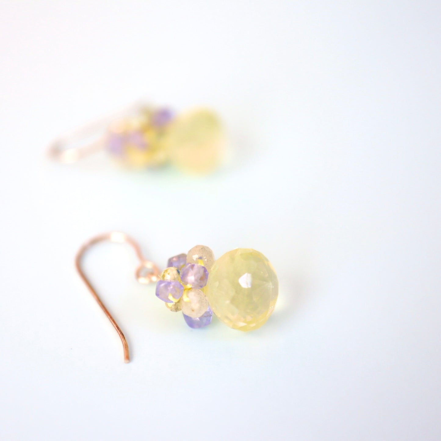 極細糸で編んだつぶつぶピアス(レモンクォーツ)