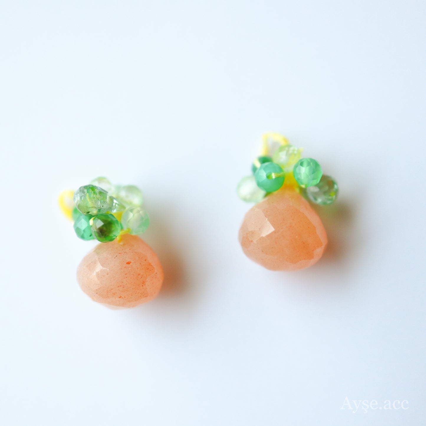 極細糸で編んだつぶつぶピアス(ピーチムーンストーン)